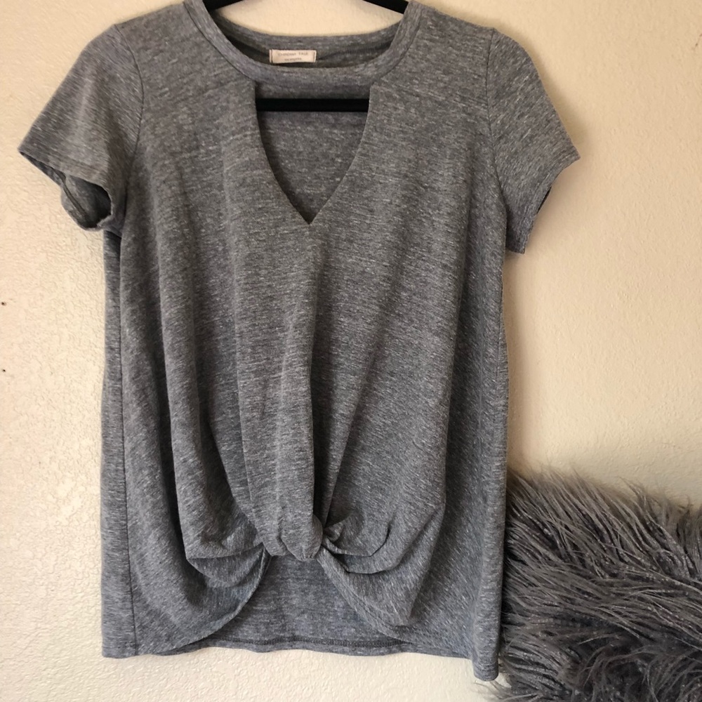 T-shirt w neck cut out & knot detail